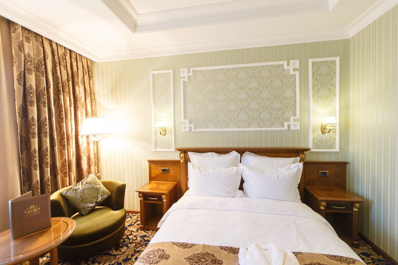 Sultan Palace Hotel Atyrau Exterior photo A room in the hotel
