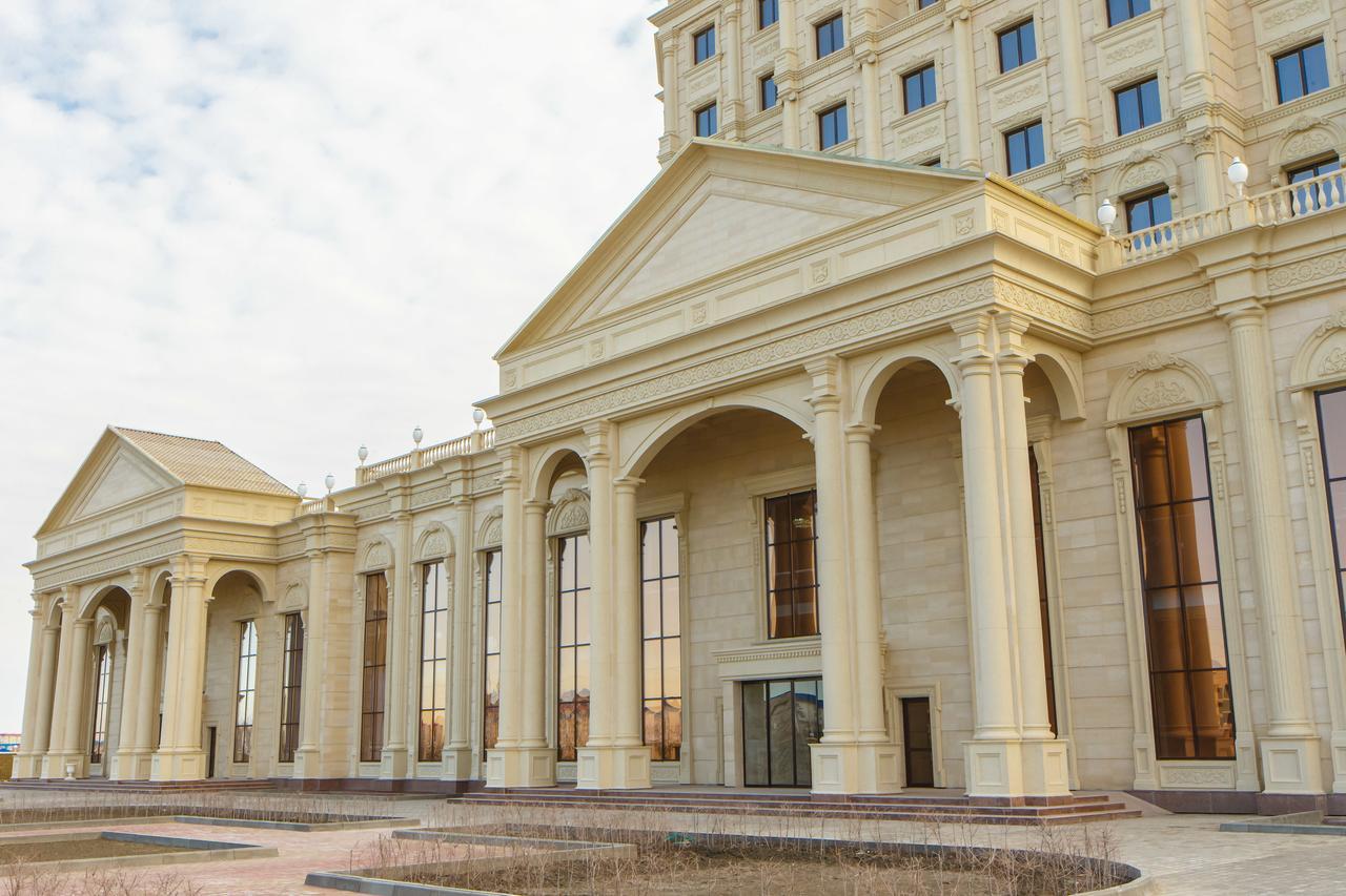 Sultan Palace Hotel Atyrau Exterior photo The main entrance of the university